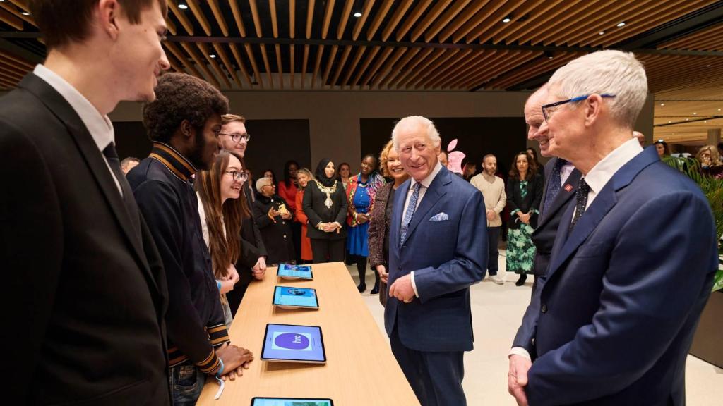 El rey Carlos III (dcha) y Tim Cook, CEO de Apple, en la sede de Apple en Londres.