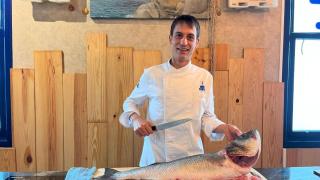 Adrián Albino, dueño y propietario del Niño Corvo, con una lubina salvaje