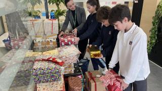 Los regalos de los alumnos del British School de Valencia para niños afectados por la DANA. EE