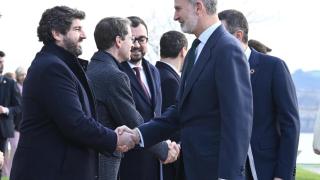 El presidente de la Región de Murcia, Fernando López Miras, este viernes, saludando al Rey Felipe VI en la Conferencia de Presidentes, celebrada en Cantabria.