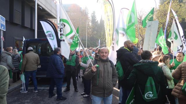Jesús González portaba un banderín del sindicato mayoritario de funcionarios en la manifestación del pasado sábado en Madrid.