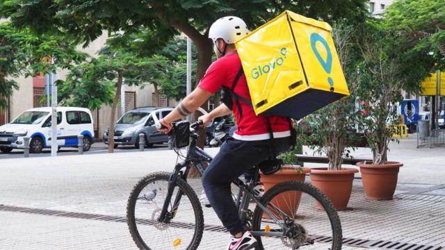 Imagen de un repartidor de Glovo en una bicicleta.