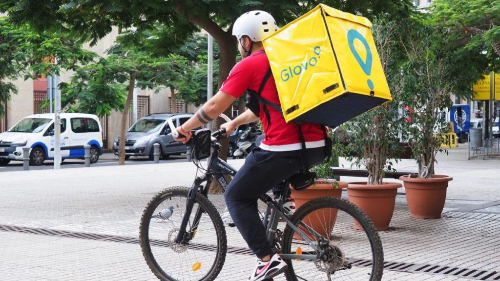 Imagen de un repartidor de Glovo en una bicicleta.