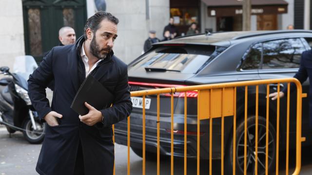 El empresario Víctor de Aldama (i) , el considerado comisionista de la trama del 'caso Koldo', a su llegada al Tribunal Supremo.