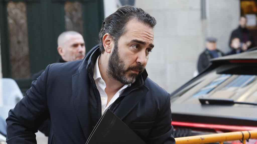 El empresario Víctor de Aldama (i) , el considerado comisionista de la trama del 'caso Koldo', a su llegada al Tribunal Supremo.