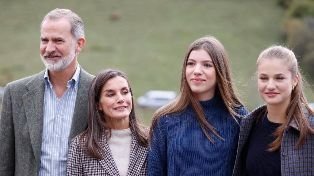 Felipe VI y Letizia, junto a la princesa Leonor y la infanta Sofía, en octubre de 2024.