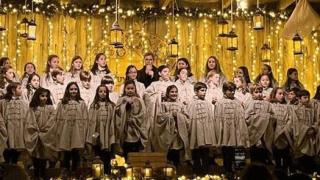 Carlos Baute junto al coro 'Highland Los Fresnos'.