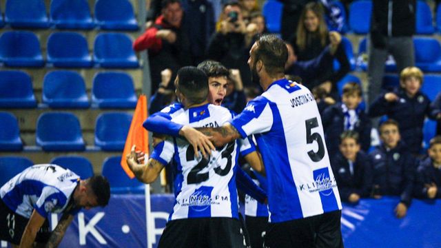 Dani Romera, de espaldas, celebra el gol.