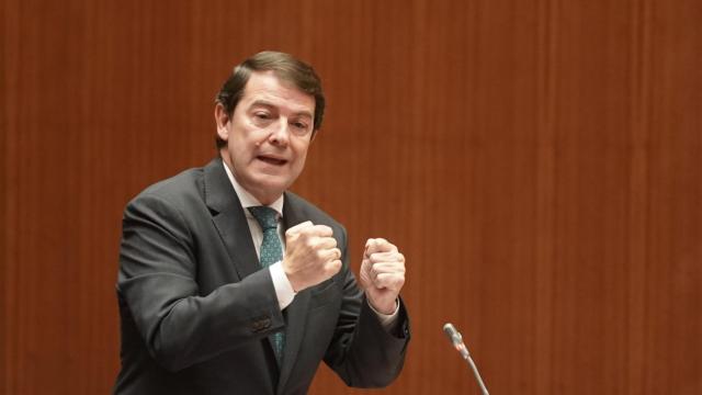 El presidente de la Junta, Alfonso Fernández Mañueco, en el último pleno de las Cortes de Castilla y León