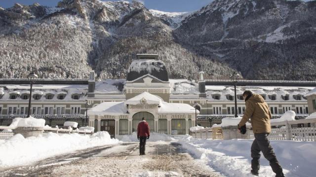 La antigua estación de tren de Canfranc, en el Pirineo, durante la borrasca Fien de 2023.
