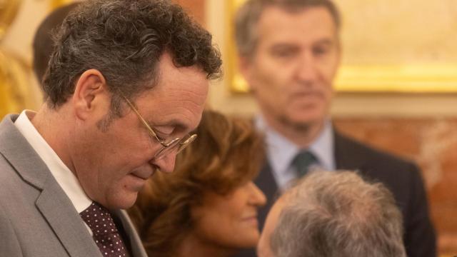 El fiscal general del Estado, Álvaro García Ortiz, observado por Alberto Núñez Feijóo, presidente del PP, en los actos del día de la Constitución.