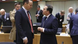 El ministro José Manuel Albares conversa con su homólogo polaco Radoslaw Sikorski durante el Consejo de Exteriores de este lunes en Bruselas