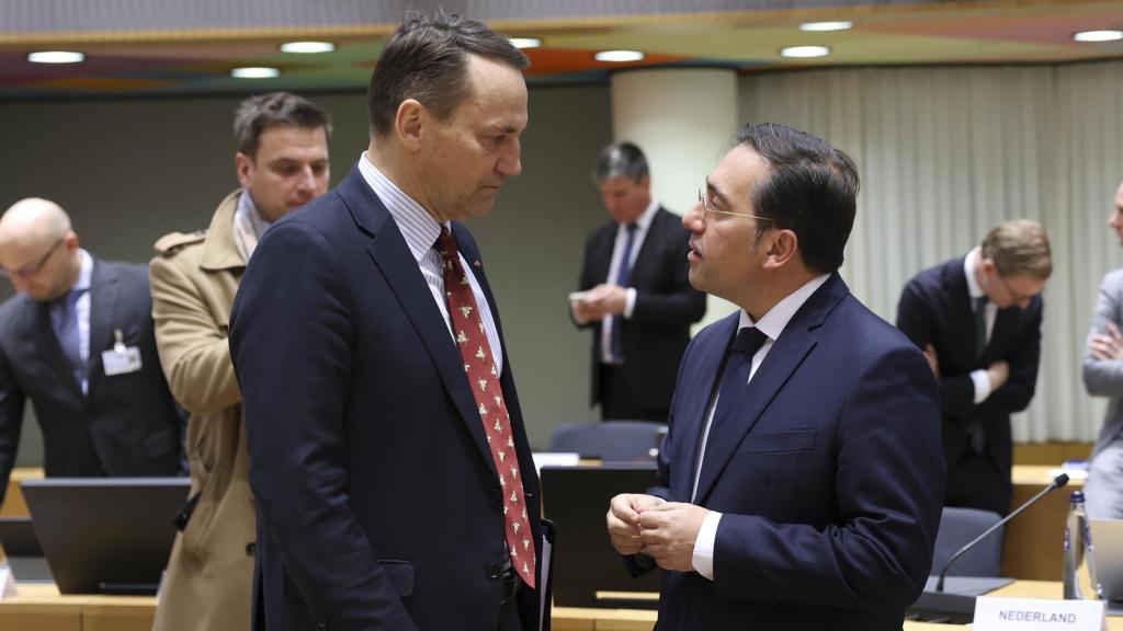 El ministro José Manuel Albares conversa con su homólogo polaco Radoslaw Sikorski durante el Consejo de Exteriores de este lunes en Bruselas