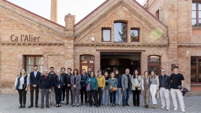 Foto de familia con todos los representantes de los proyectos seleccionados en este programa de innovación del Ayuntamiento de Barcelona.