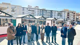El alcalde de Rincón, Francisco Salado, junto a varios concejales y otros representantes en el mercado navideño.