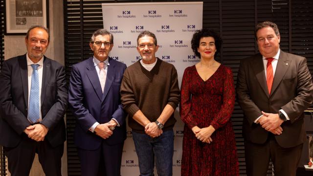 Los doctores Abarca Cidón junto a Antonio Banderas, Jesus Burgos y José María Benavente