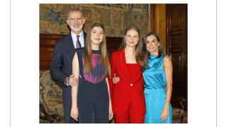 El llamativo gesto del Christma de la Familia Real: Letizia y sus hijas como protagonistas y el Rey 'da un paso atrás'