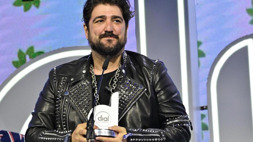 El cantante presenta su nuevo disco.