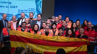 Autoridades y efectivos, con la bandera de Aragón firmada.