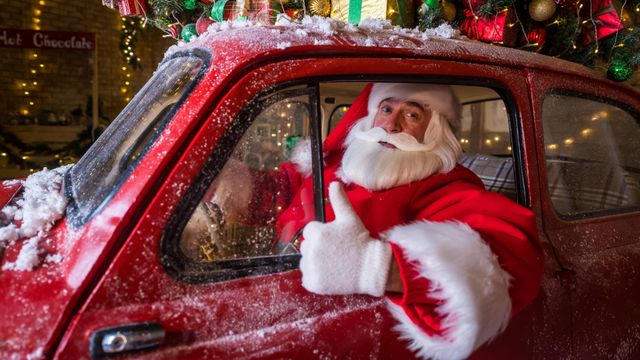 Papá Noel conduciendo un coche