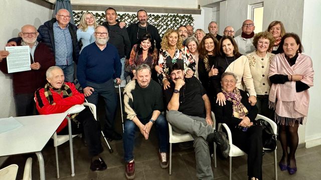 La foto de familia de la tertulia El Filandón en su celebración de los quince años.