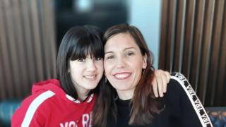 Indira, junto a su madre Laura.