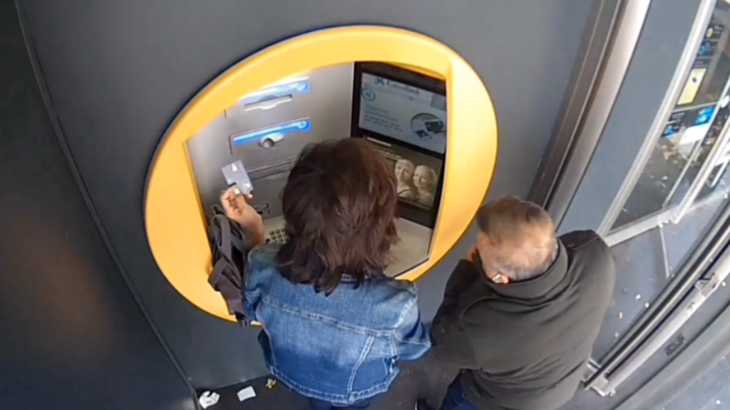 Imágenes del modus operandi de los robos en cajeros