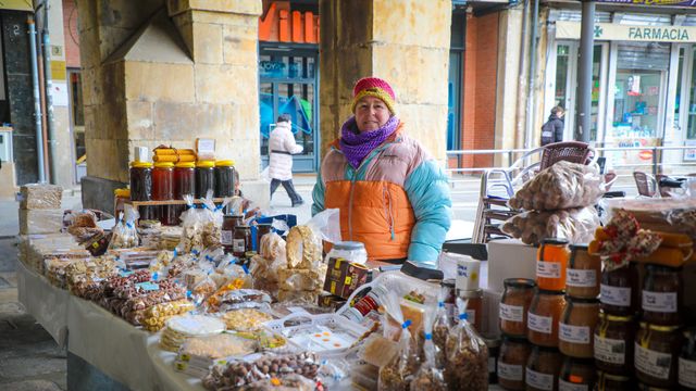 Ana Becerra, turronera albercana, junto a su puesto en la Plaza del Mercado de Salamanca