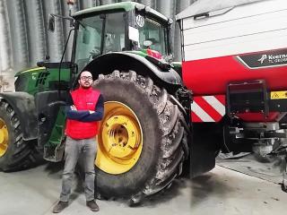 Imagen de Antonio con su tractor.
