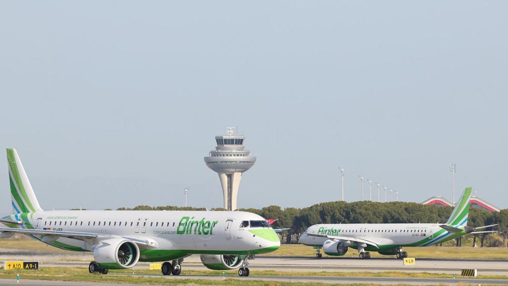 Imagen de archivo de dos Embraer 195-E2 de Binter Canarias, en el Aeropuerto de Madrid Barajas.