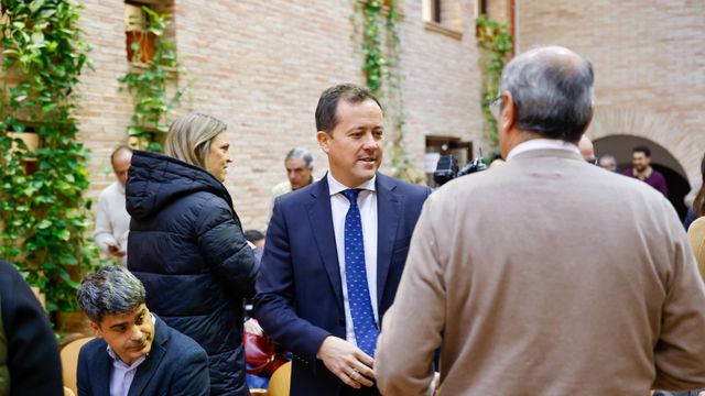 El alcalde de Toledo, Carlos Velázquez, conversa con el concejal de Promoción Económica y Empleo, Juan Marín, tras finalizar el balance de su gestión al frente del Ayuntamiento durante el año que ahora termina.