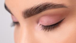 El sencillo truco del lápiz de cejas para rejuvenecer el rostro y agrandar la mirada: arrasa entre las españolas