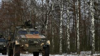 Militares ucranianos participan en ejercicios militares en un campo de entrenamiento en la región de Chernihiv, en medio del ataque en curso de Rusia, en Ucrania.