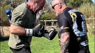 Dani Esteve dando un curso de Defensa Personal al exjugador de baloncesto Fran Murcia.