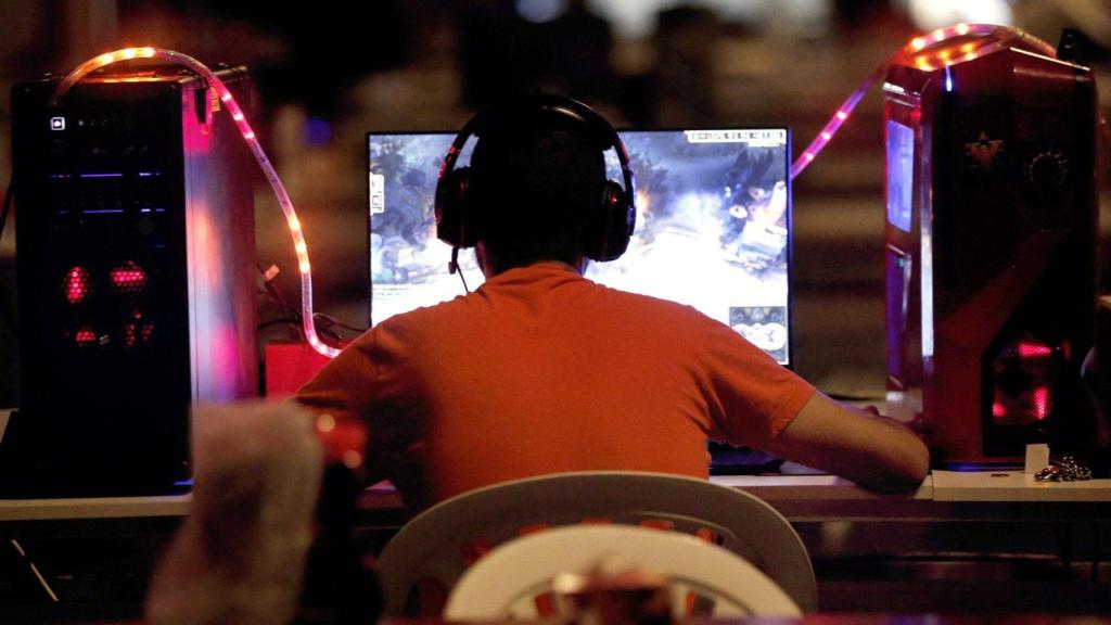 Un joven con sus videojuegos.