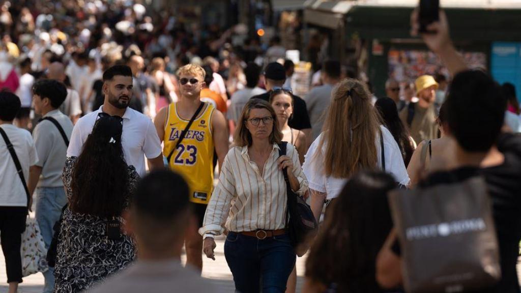 Imagen de archivo de gente paseando por Barcelona.