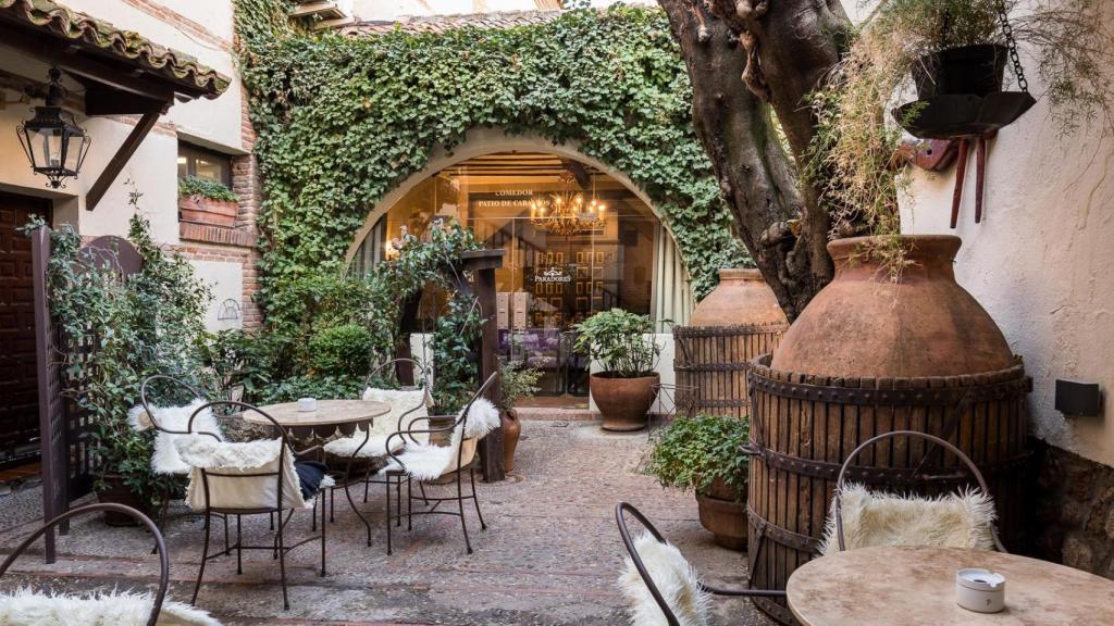 Patio de la Hostería del Estudiante, uno de los lugares míticos de Alcalá de Henares, donde disfrutar de la cocina regional de Paradores