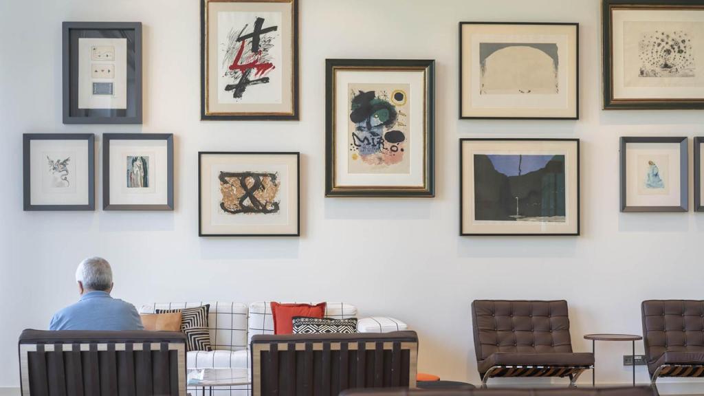 El Parador de Aiguablava cuenta con una interesante muestra de arte catalán que incluye obras de Dalí, Miró y Tàpies, entre otros.