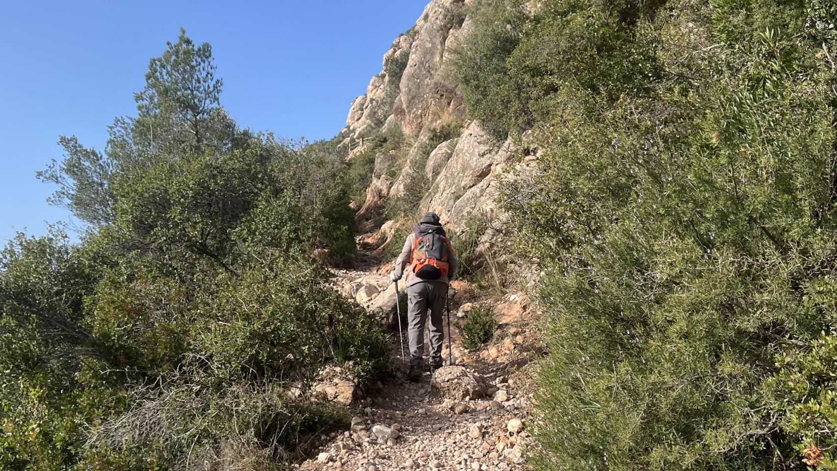A. Tejedor, a su paso por el sendero donde el empresario catalán perdió su vida: He visto cómo caen piedras de la montaña pero jamás a alguien caerse.