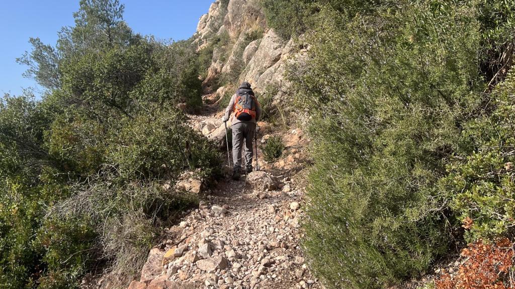 Antonio Tejedor, a su paso por el sendero donde el empresario catalán perdió su vida: He visto cómo caen piedras de la montaña pero jamás a alguien caerse.