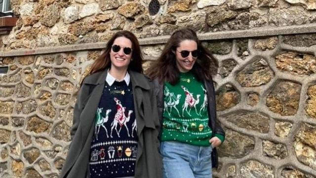 Las fundadoras de la marca con dos de sus jerséis.