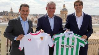El presidente del Sevilla, José María del Nido Carrasco, y el del Betis, Ángel Haro, posan junto al alcalde en la previa del último derbi.