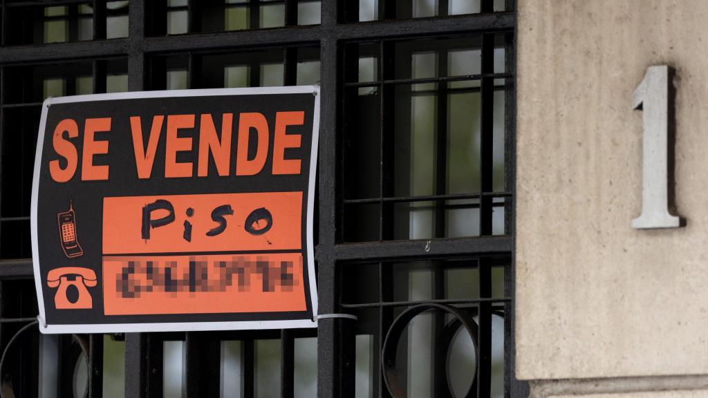 Un cartel que anuncia la venta de un piso.
