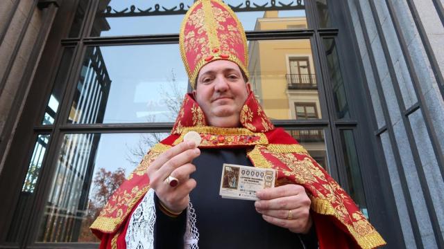 Los personajes tras el sorteo de la lotería de Navidad.