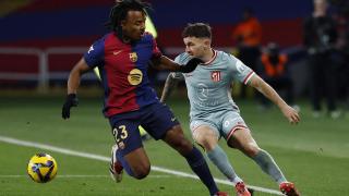 Javi Galán y Koundé, peleando por el balón.