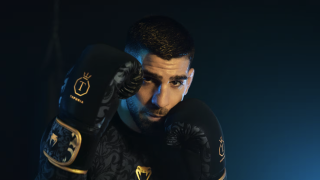 Ilia Topuria, con unos guantes de boxeo de su propia línea de ropa de la marca Venum