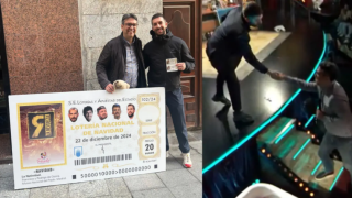 El lotero Miguel Ángel Zapata (i) posa con un boleto gigante con David Broncano (d) antes de empezar 'La Revuelta', y a la derecha, ambos en un fragmento del programa.