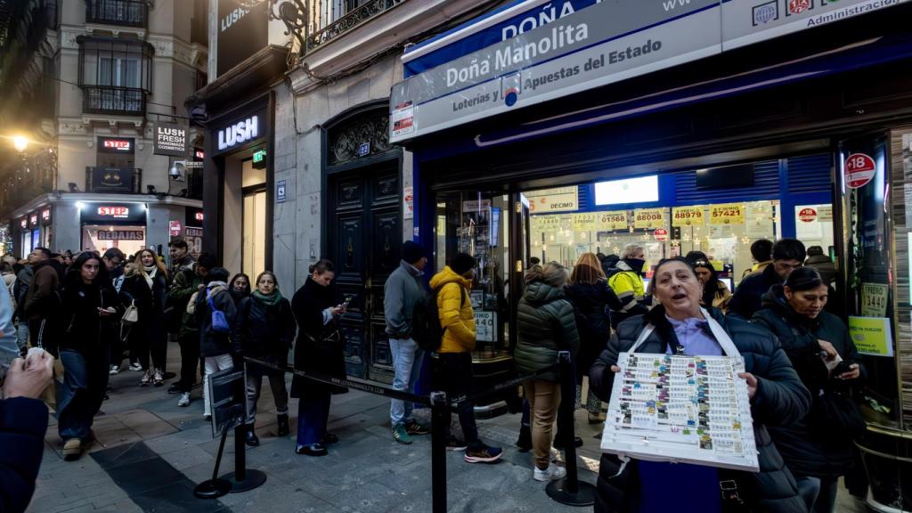 Varias personas hacen cola en la administración de Lotería de Doña Manolita, a 20 de diciembre de 2024