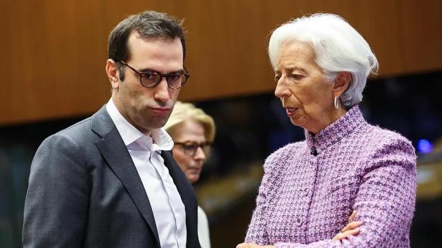 El ministro de Economía, Carlos Cuerpo, conversa con la presidenta del Banco Central Europeo (BCE), Christine Lagarde, al inicio de una reunión del Eurogrupo en Luxemburgo.