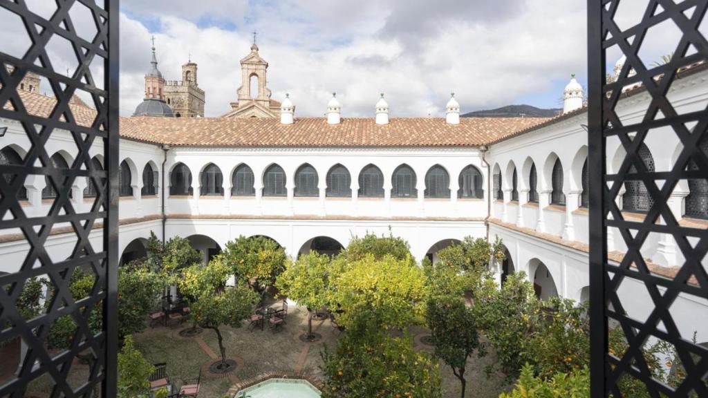 Claustro del Parador de Guadalupe, un alojamiento que ofrece descanso, bonitas vistas y actividades de astroturismo.